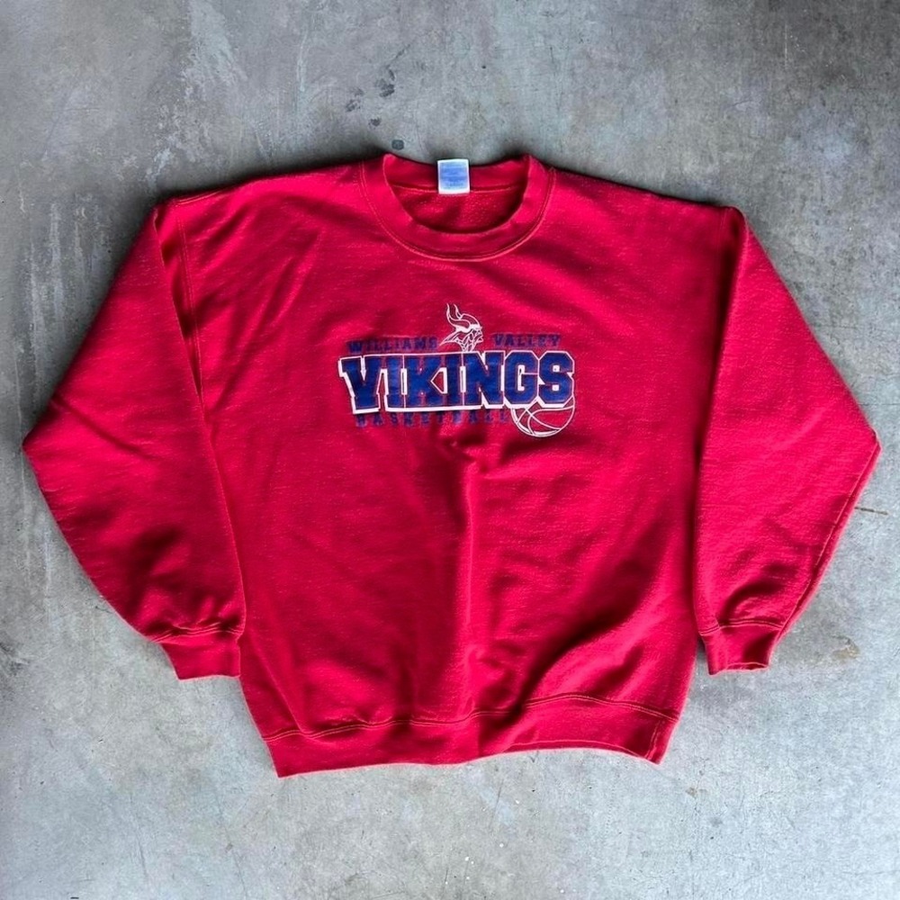 Red and blue vintage college‎ basketball crewneck sweatshirt